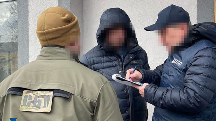 Мужчина незаконно снимал граждан с воинского учета. Фото: СБУ