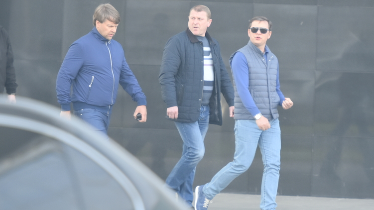 Олег Ляшко и его кум Юрий Сухин в аэропорте "Борисполь", фото: Аркадий Манн, "Страна"