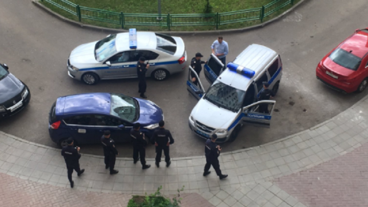 Оппозиционера Навального задержали в подъезде дома, Фото: Twitter Навального
