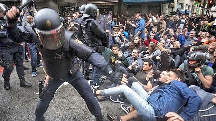 В Каталонии полиция применила силу к людям, но они продолжали голосовать Фото: KP.UA