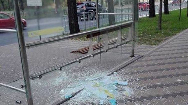 Разбитое стекло остановки Фото: "Транспорт Києва"/Facebook