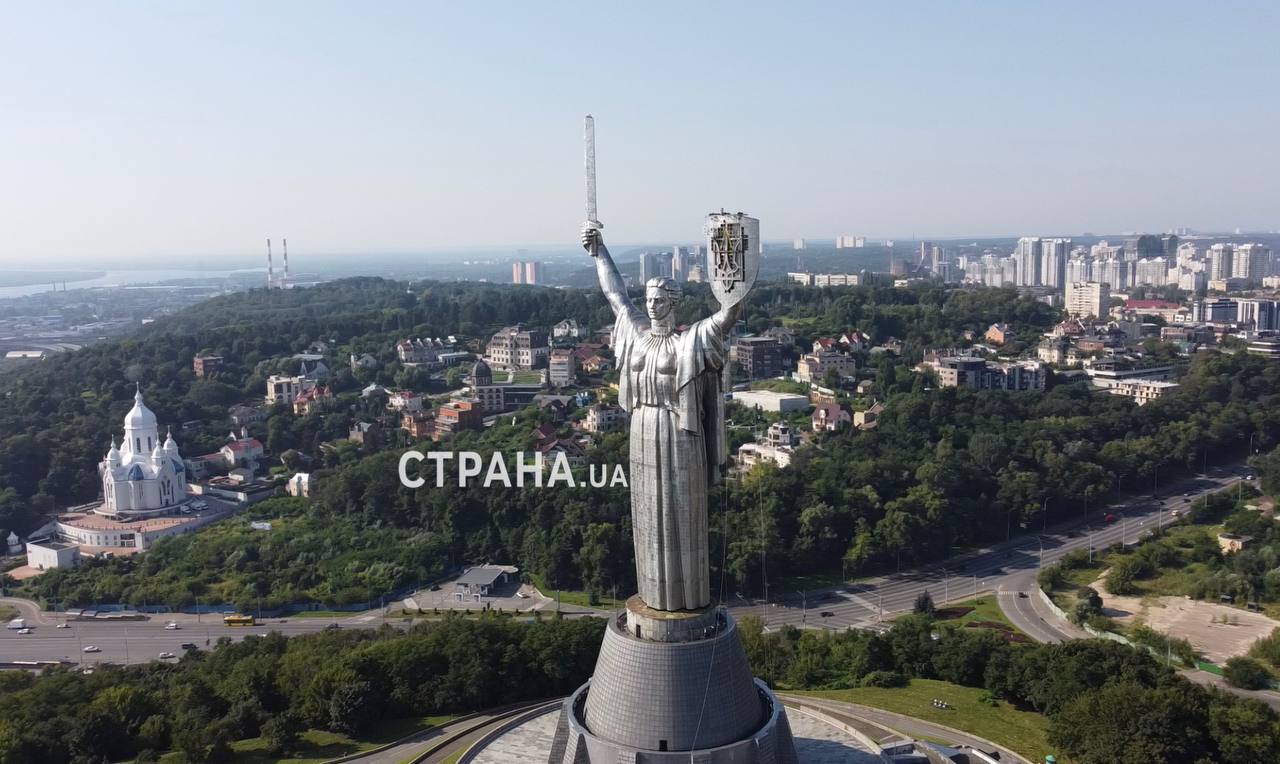 Сьогодні на щит Батьківщини-матері було встановлено Тризуб.