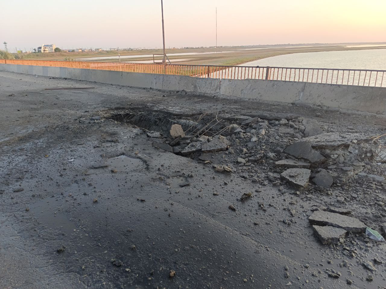 Фото поврежденного моста в Чонгаре