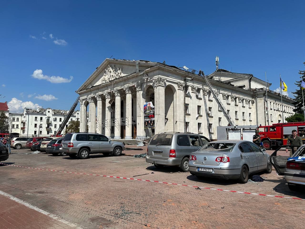 Россияне нанесли ракетный удар по драмтеатру в центре Чернигова. Фото: МВД