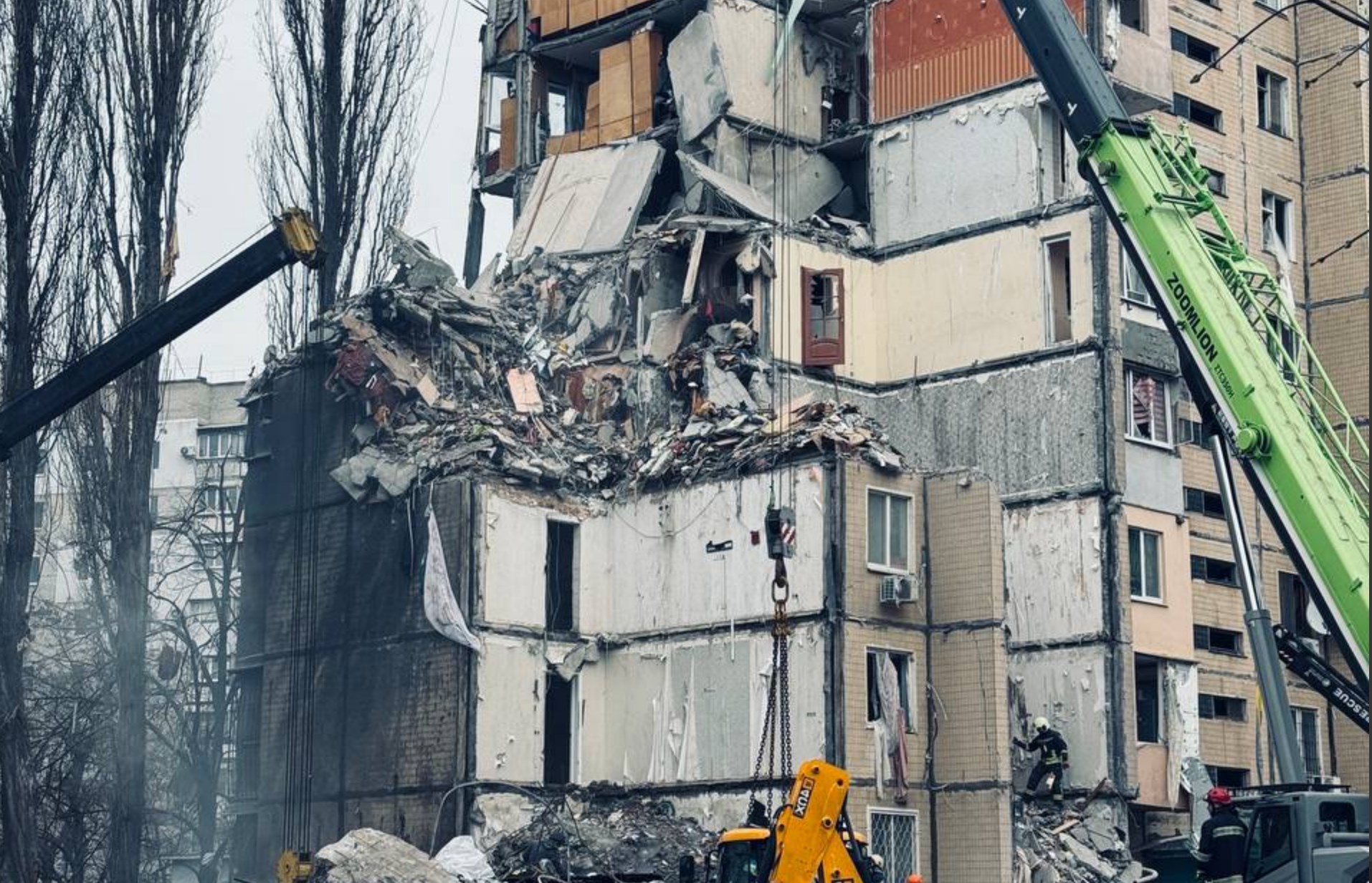 Полуразрушенный дом в Одессе, куда попал дрон