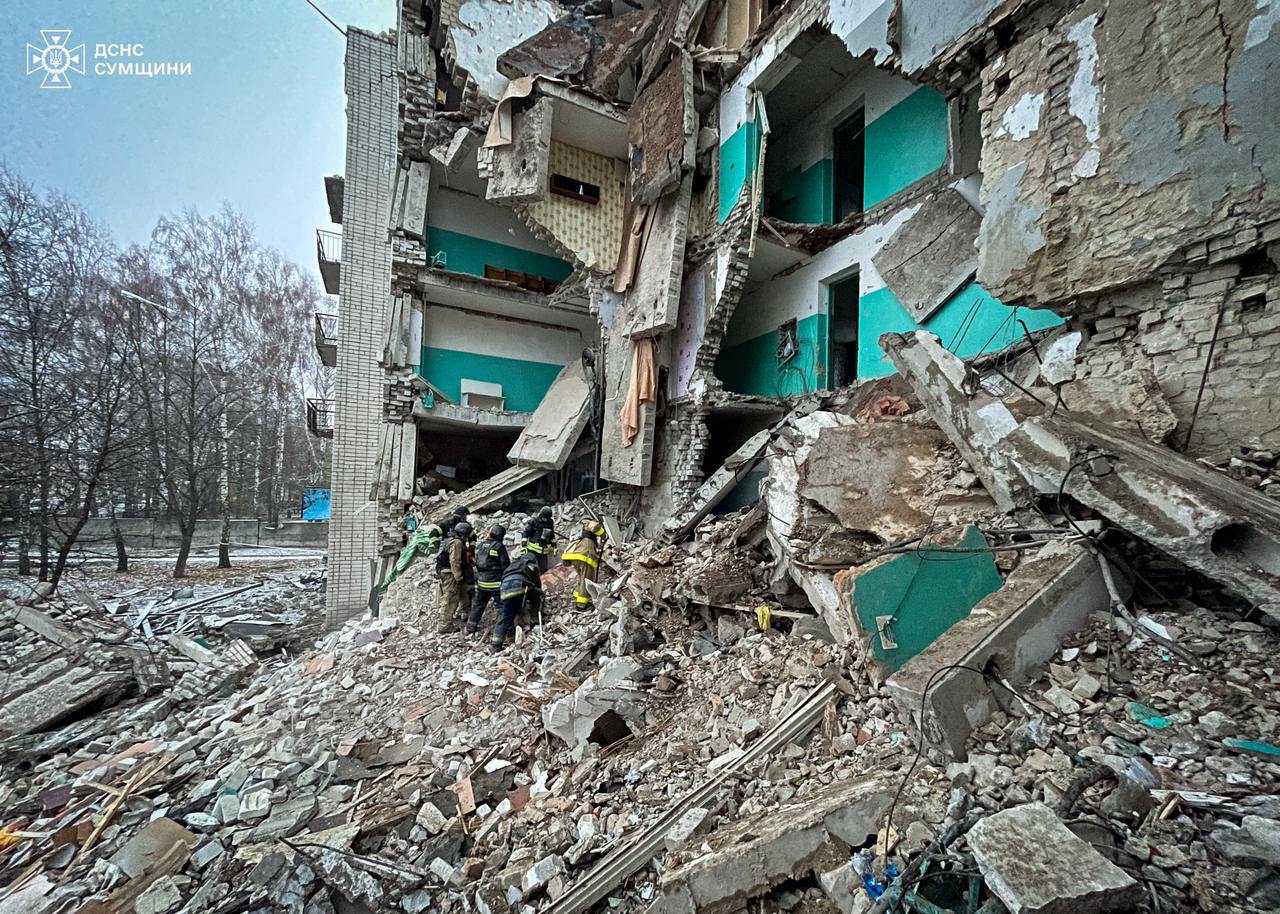 Развалины общежития в Глухове Сумской области, где погибли 12 человек