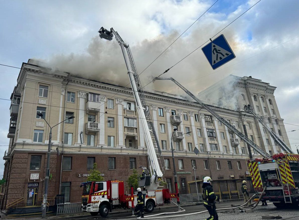 Здание в Днепре, куда был ракетный прилет сегодня утром
