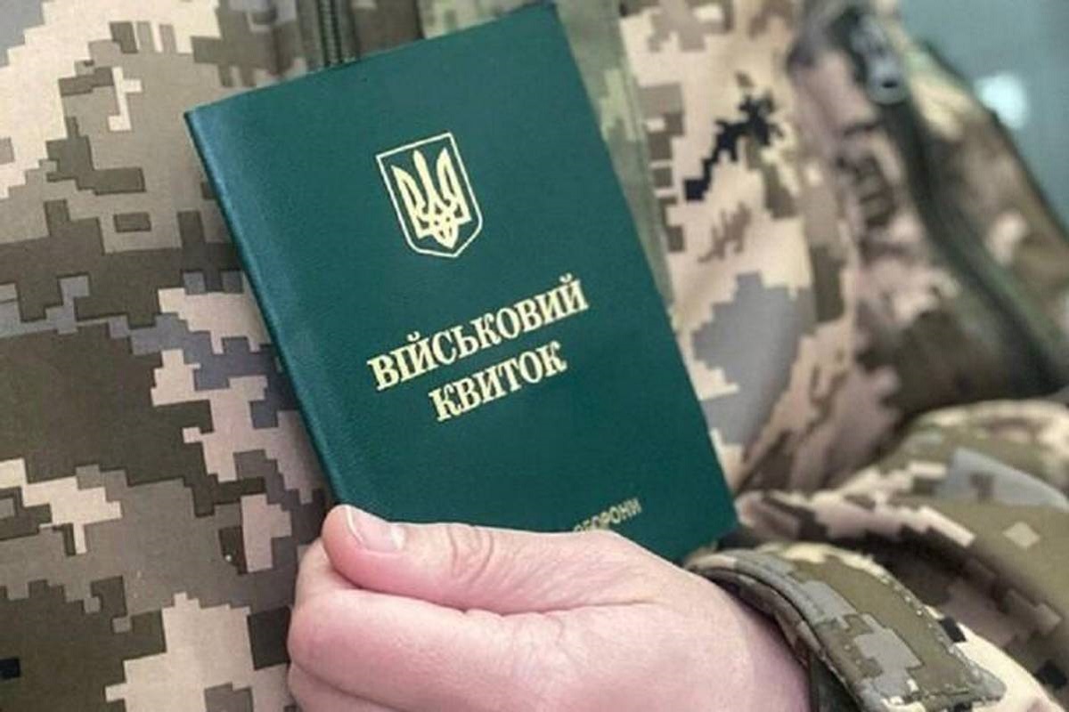 Мужчине быстро сделали военный билет взамен порванного. Фото: apostrophe.ua