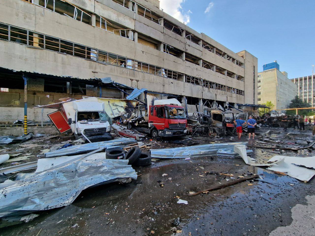 Пострадавший терминал "Новой почты" в Харькове. Фото: ГСЧС