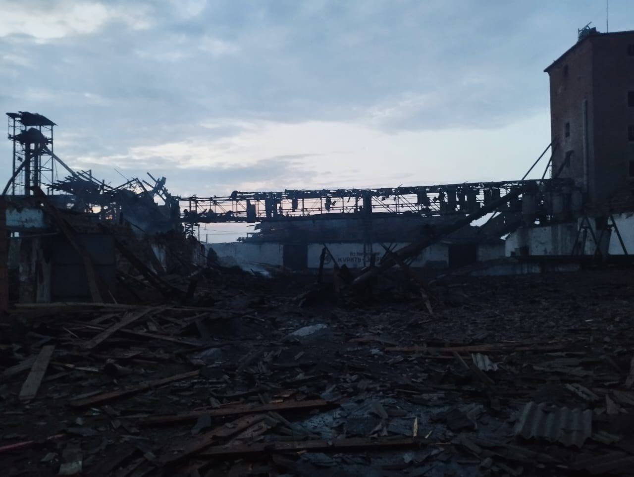 Спасатели ликвидировали пожары после ракетных ударов. Фото: ГСЧС