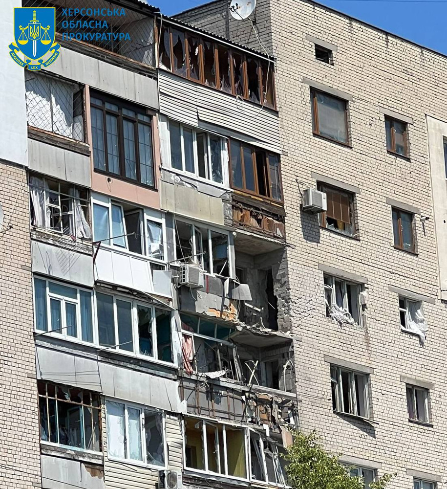 Последствия сегодняшнего обстрела Херсона. Фото: Офис Генпрокурора