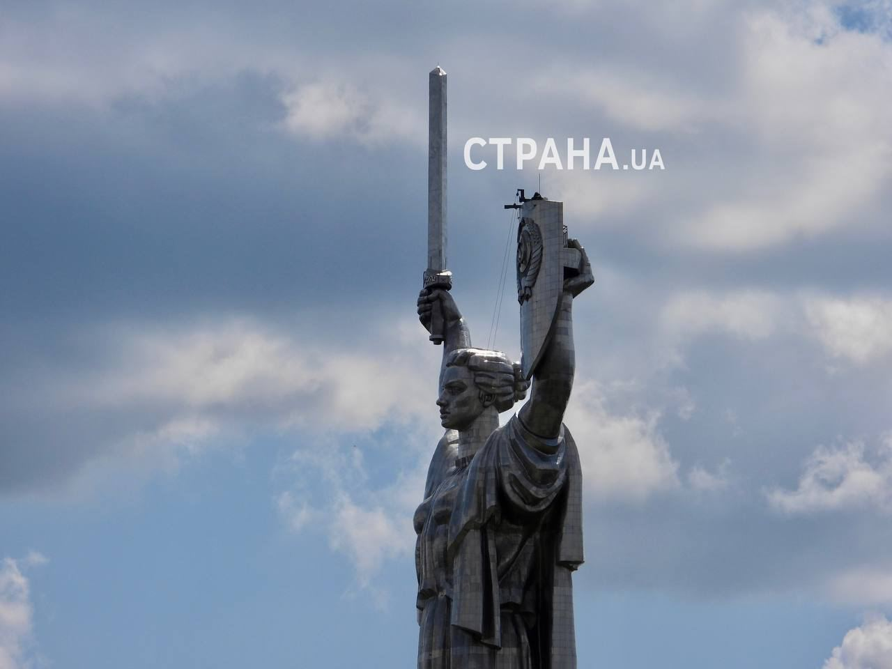 Монумент "Родина-мать" в Киеве могут переименовать в "Украина-мать". Фото: "Страна" 