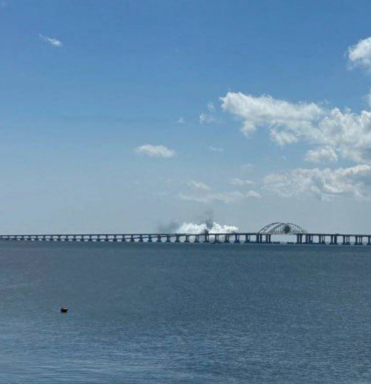 После взрывов на Крымском мосту поднимается дым. Фото: Телеграм 