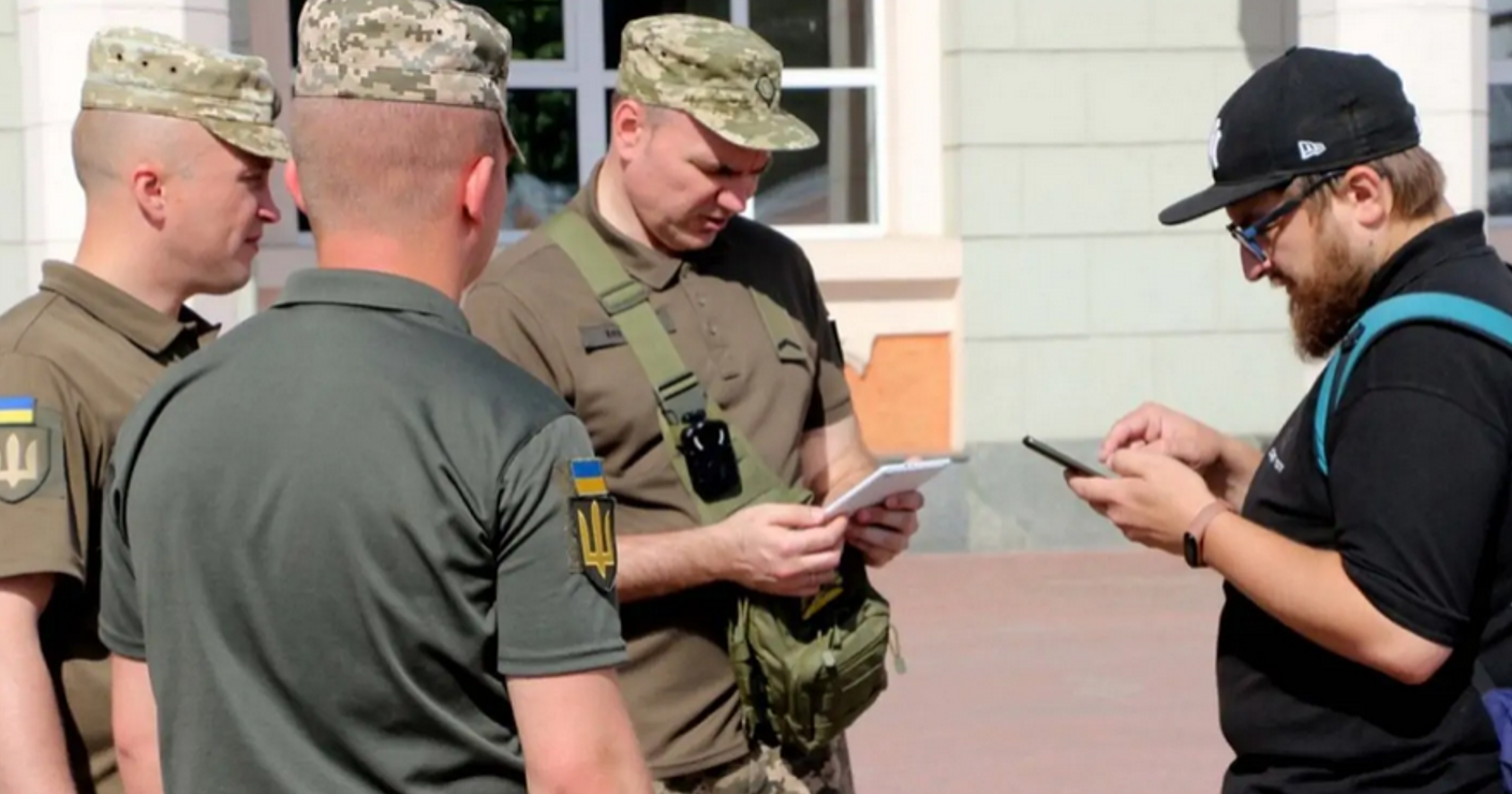 Военнообяззанные украинцы должны быть готовы к проверкам документов на улицах. Иллюстративное фото: armyinform