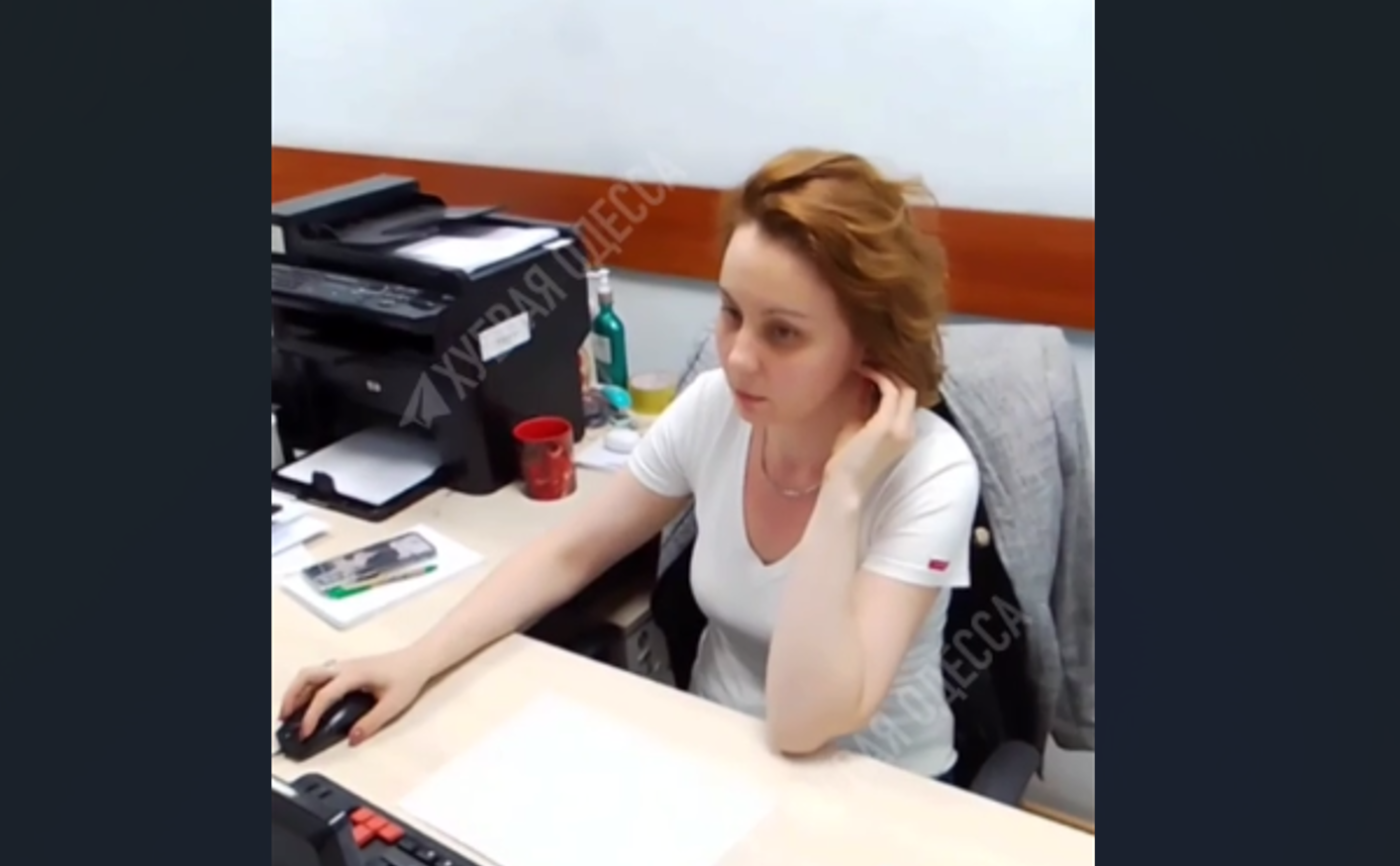 Активисты утверждают, что менеджер предлагала клиенту общаться на русском языке. Скриншот видео