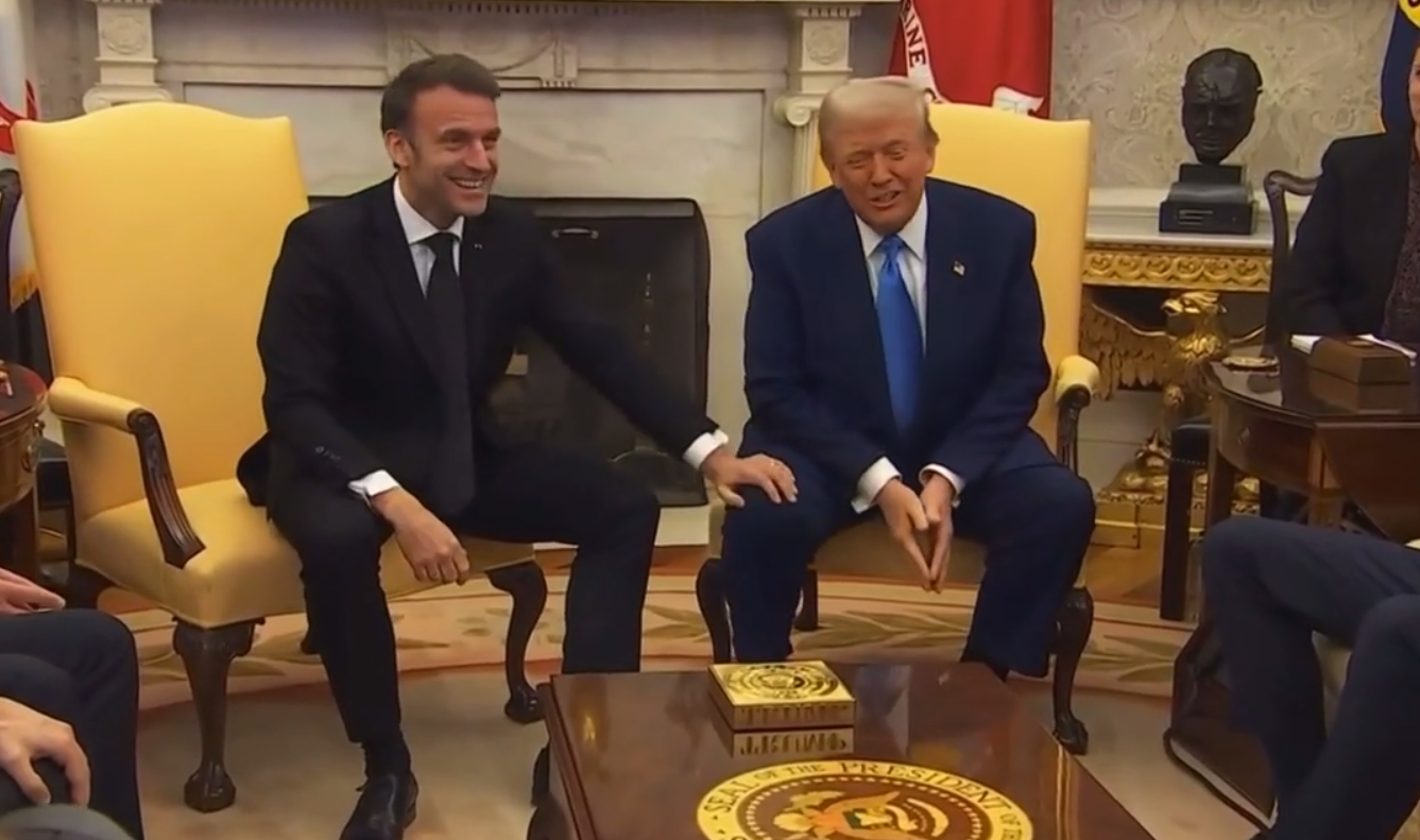 Емманюель Макрон і Дональд Трамп на зустрічі у Білому домі. Скріншот відео