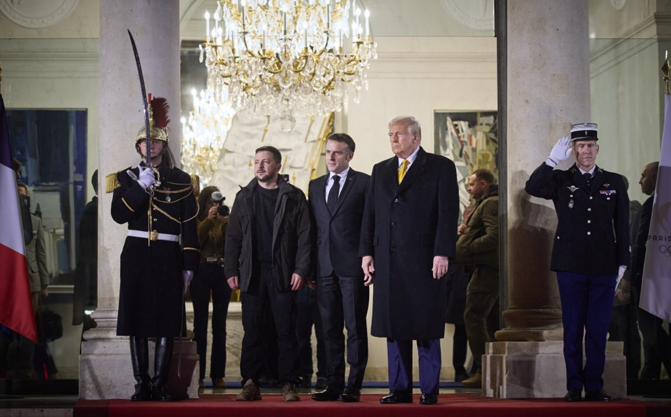 Володимир Зеленський, Емманюель Макрон та Дональд Трамп на зустрічі в Парижі. Фото: president.gov.ua