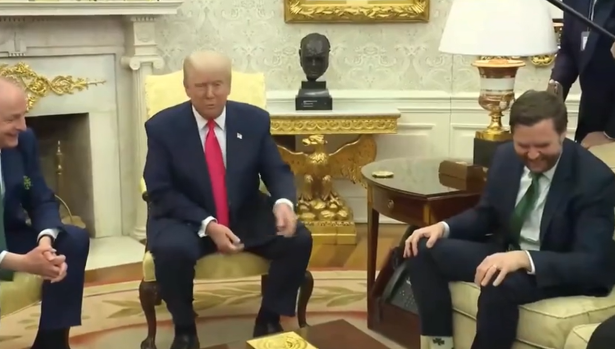 Трампу понравились носки Вэнса. Скриншот видео