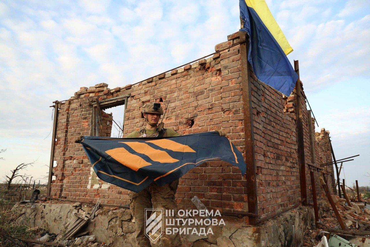 Третья отдельная штурмовая бригада подняла флаг Украины над Андреевкой. Фото: Генштаб