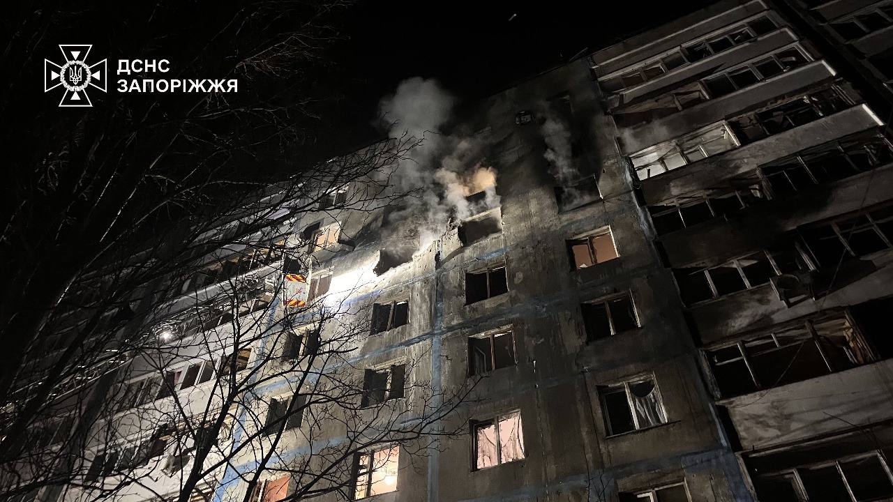 У Запоріжжі "Шахед" потрапив у багатоповерхівку. Фото: ДСНС