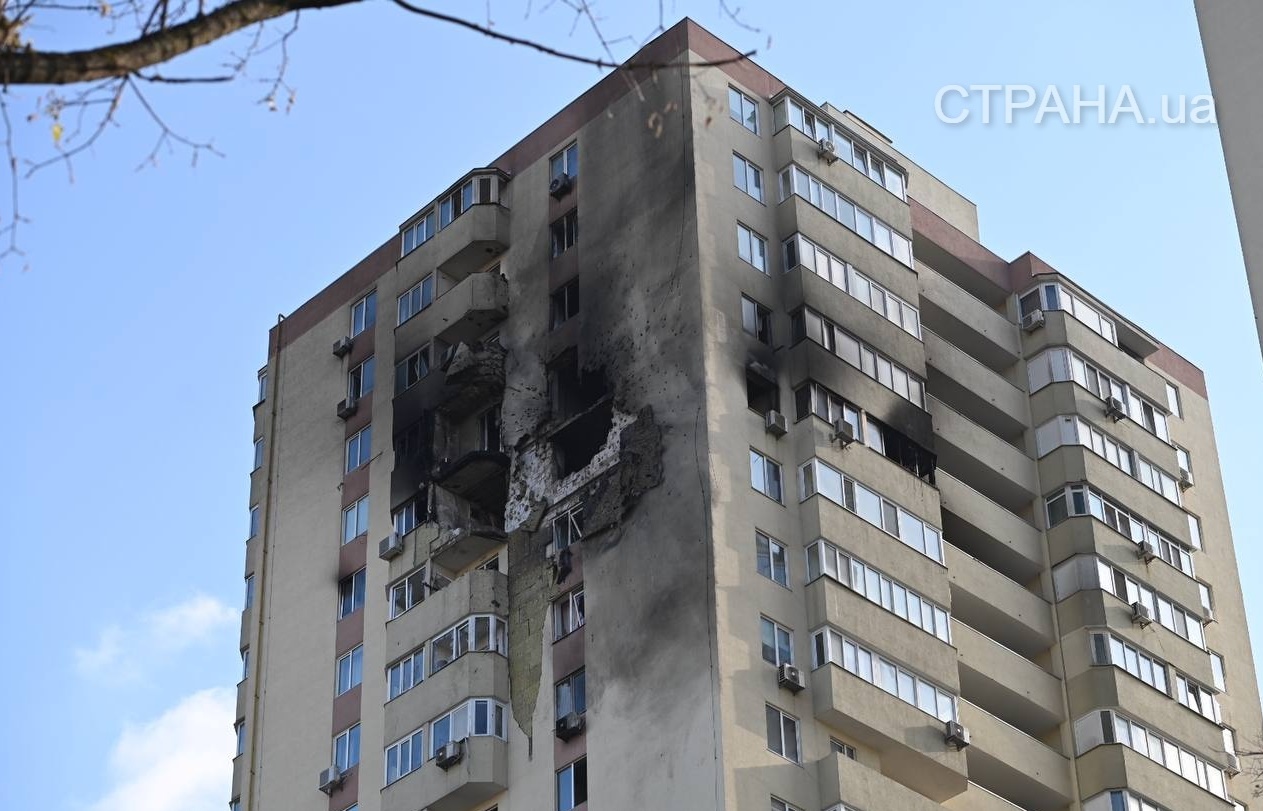 Наслідки російської атаки у Києві.