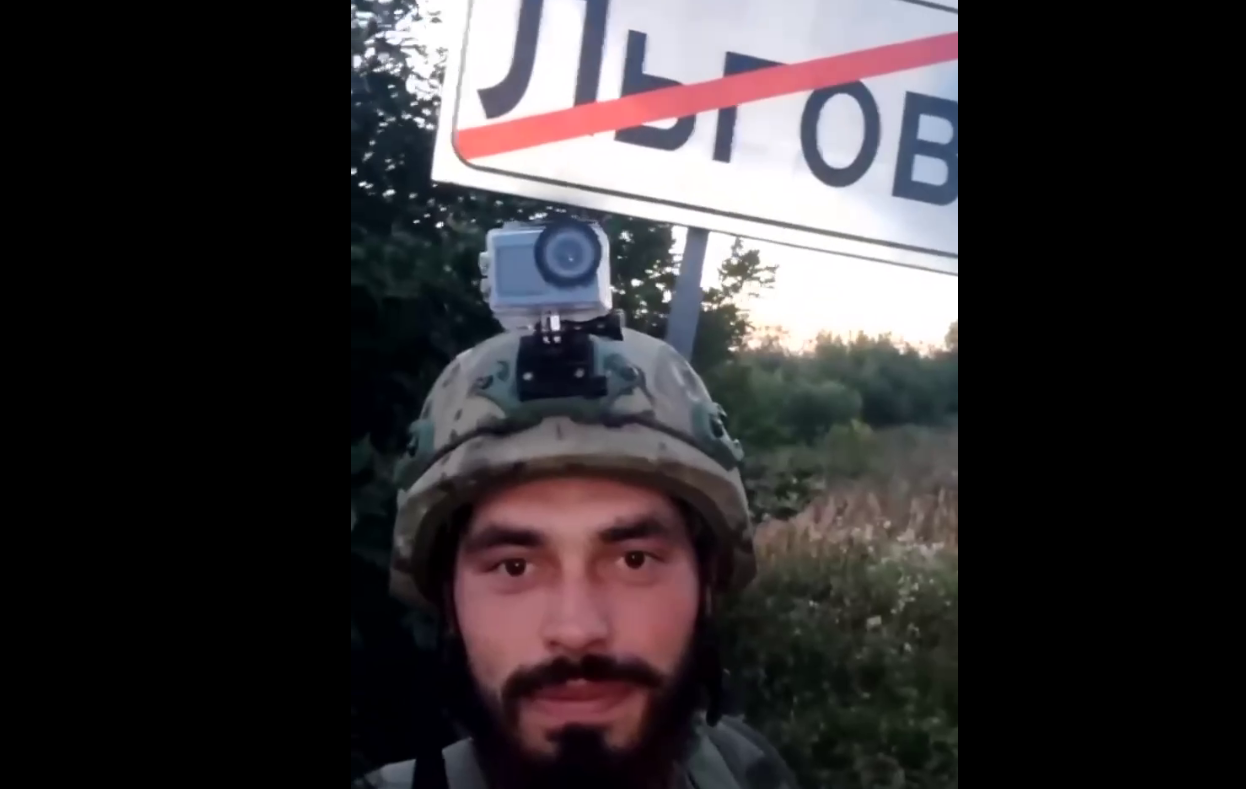 Український військовий біля знаку. Скріншот