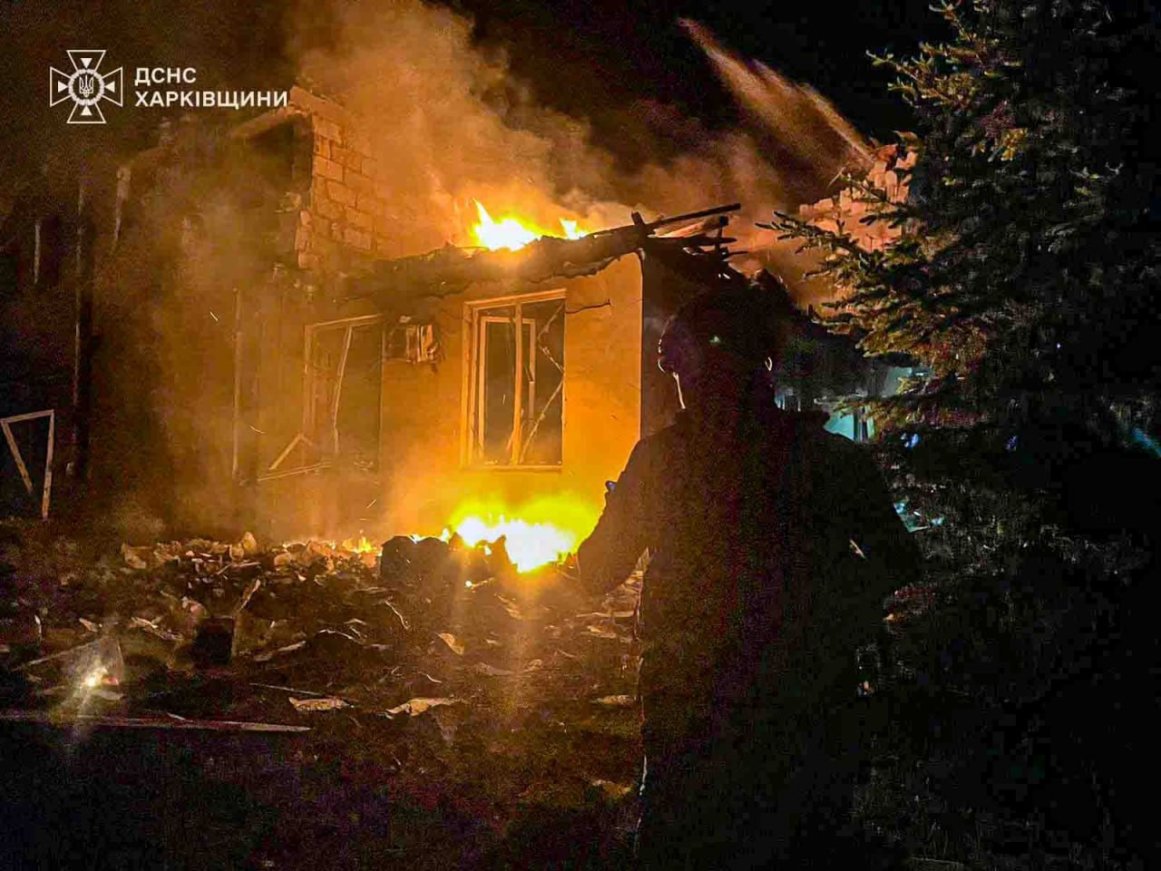 Последствия российской атаки в Харьковской области. Фото: ГСЧС