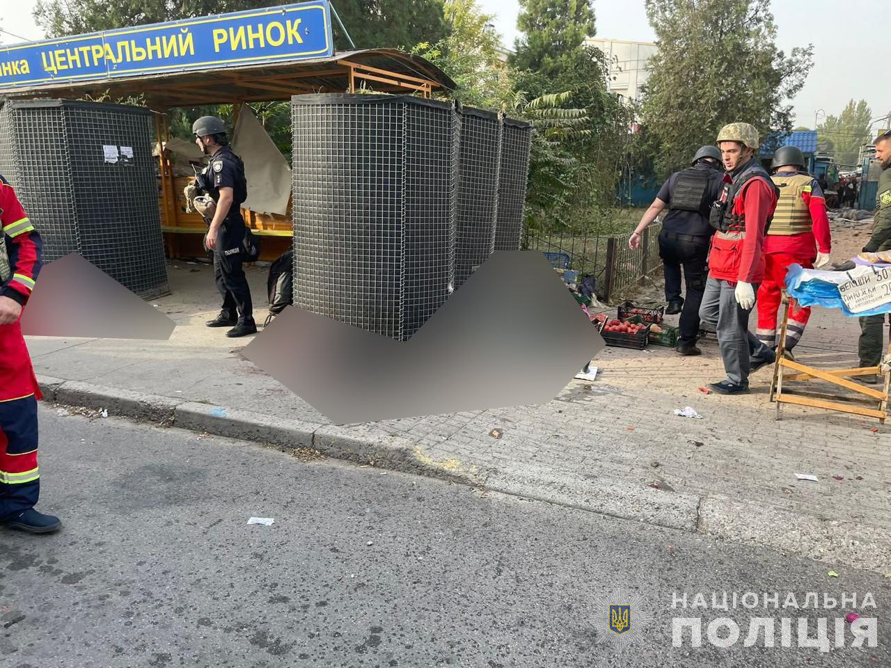 Россияне обстреляли центральный рынок в Херсоне. Фото: полиция