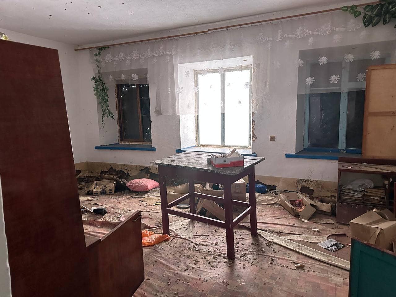 Последствие ночного обстрела Херсона. Фото - facebook.com/khoda.gov.ua