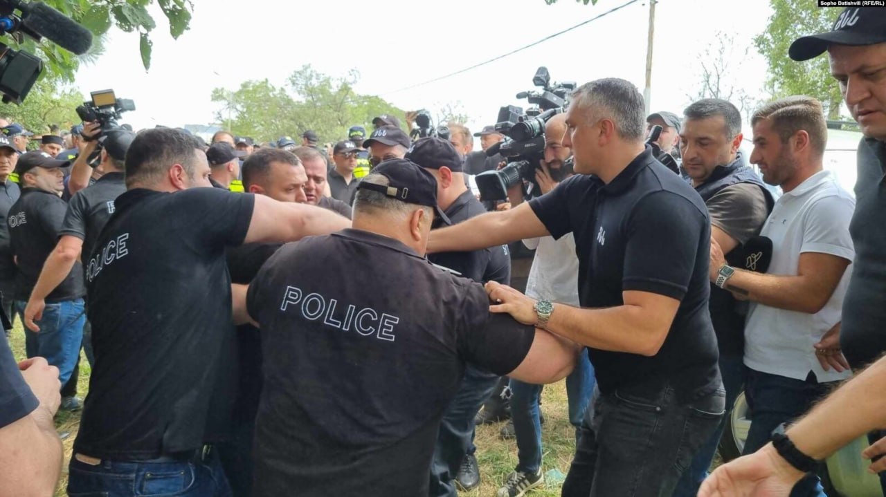 Полиция пытается сдержать противников ЛГБТ-фестиваля. Фото: Телеграм