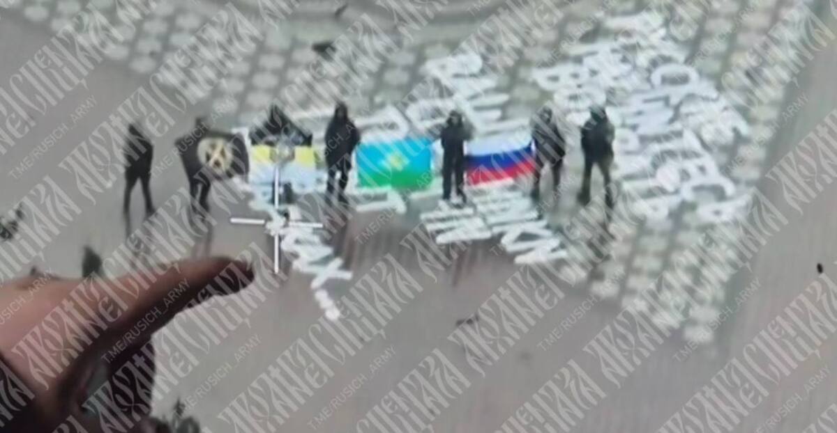Військові Росії в Суджі з прапорами. Скріншот