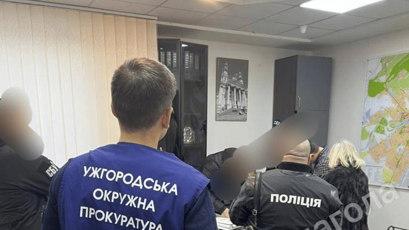 В Ужгородском горсовете правоохранители проводят обыски. Фото: телеграм