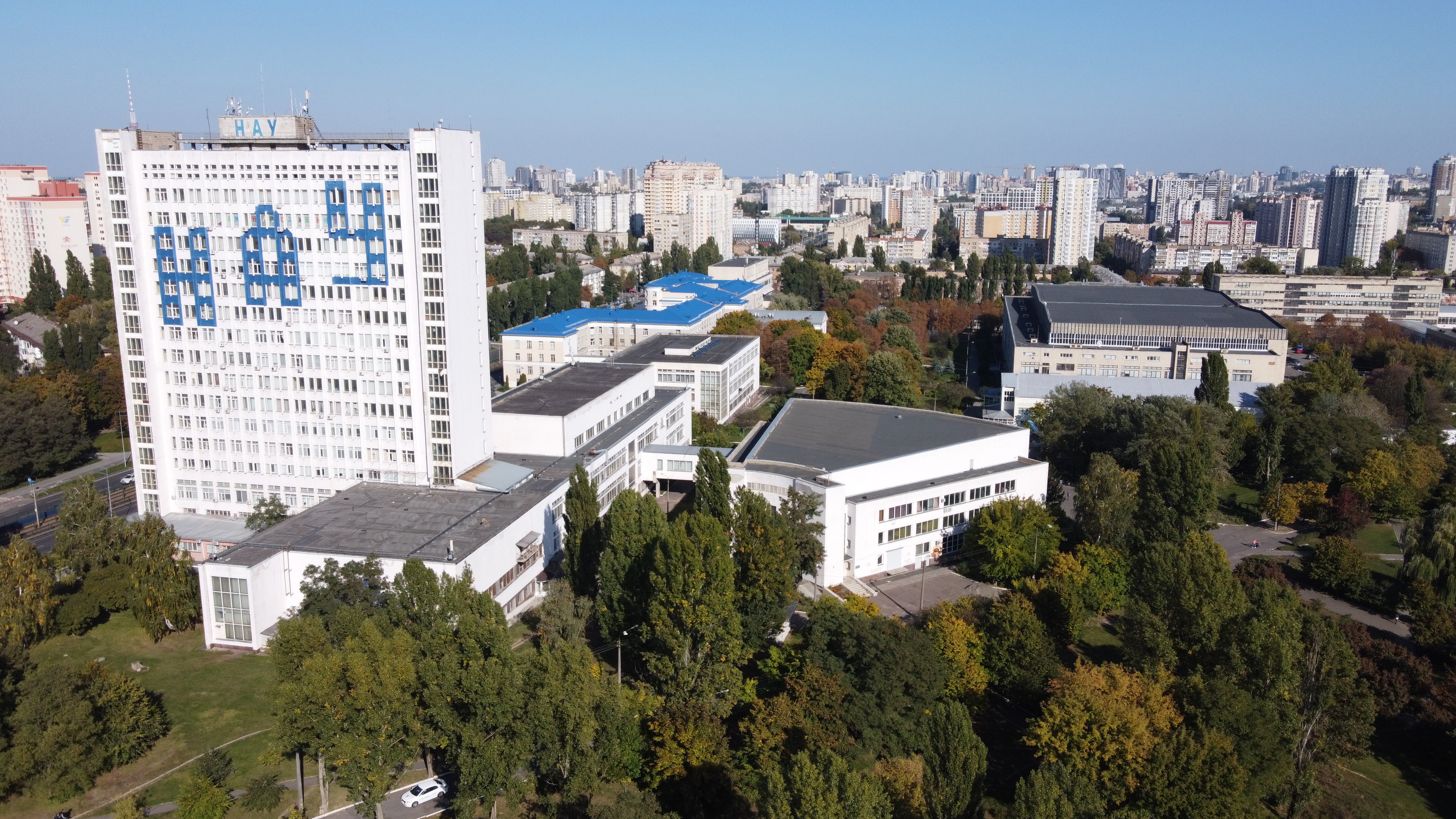 Росіяни потрапили до гуртожитку НАУ. Скріншот